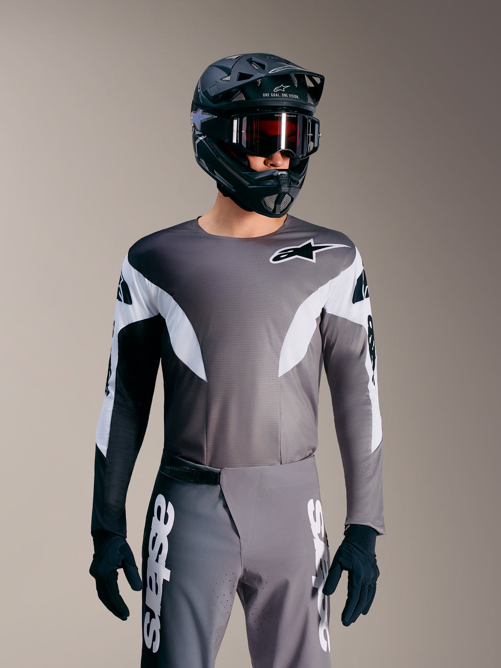 A-Supra Elite Trui in Faded Gray, micro-geperforeerd MTB-shirt met witte accenten en Alpinestars branding.