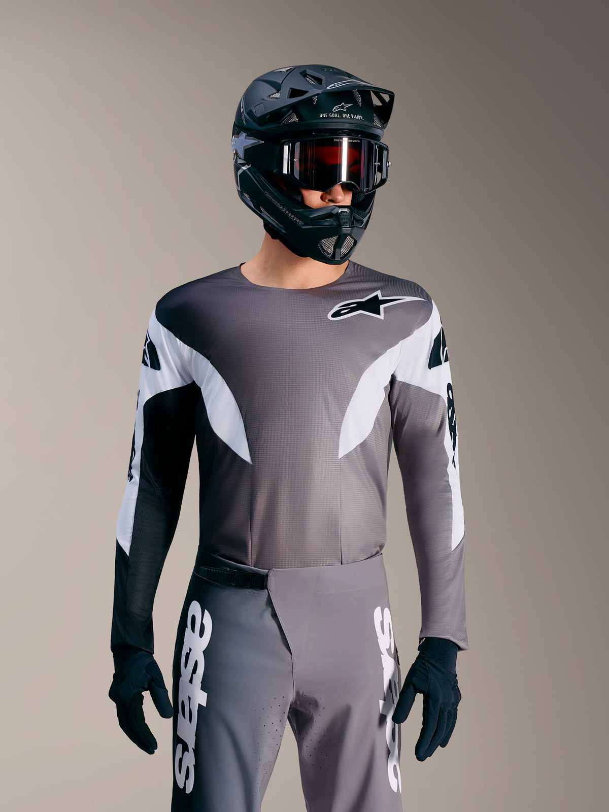 A-Supra Elite Trui in Faded Gray, micro-geperforeerd MTB-shirt met witte accenten en Alpinestars branding.