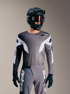 A-Supra Elite Trui in Faded Gray, micro-geperforeerd MTB-shirt met witte accenten en Alpinestars branding.