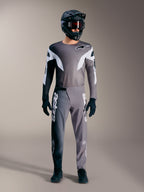 Alpinestars A-Supra Elite MTB-set in faded gray, performance jersey en broek met opvallende witte logo's.