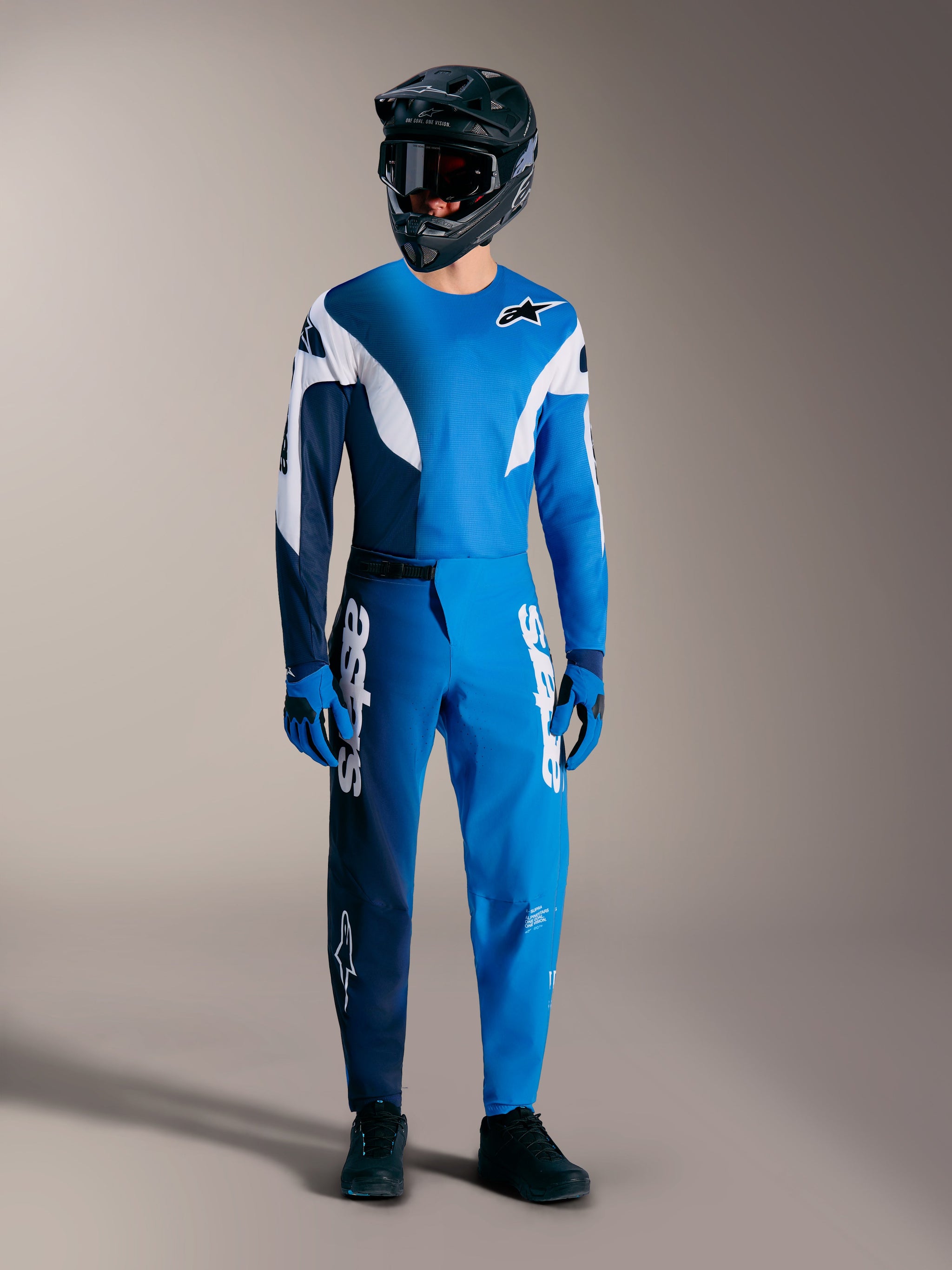 2026 Alpinestars A-Supra Elite kit in faded bright blue, technische MTB-jersey en racebroek voor topprestaties.