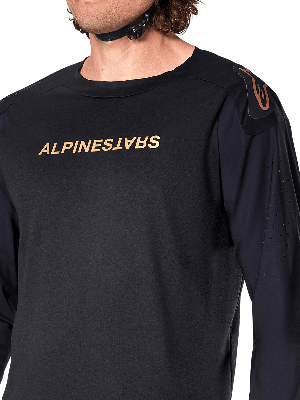 Alpinestars A-Aria Polartec Switch Jersey met lange mouwen, zwart, voorzien van bronskleurige Alpinestars-branding op de borst en schouder, laserperforaties op de mouwen voor ventilatie, technische performance MTB-kleding