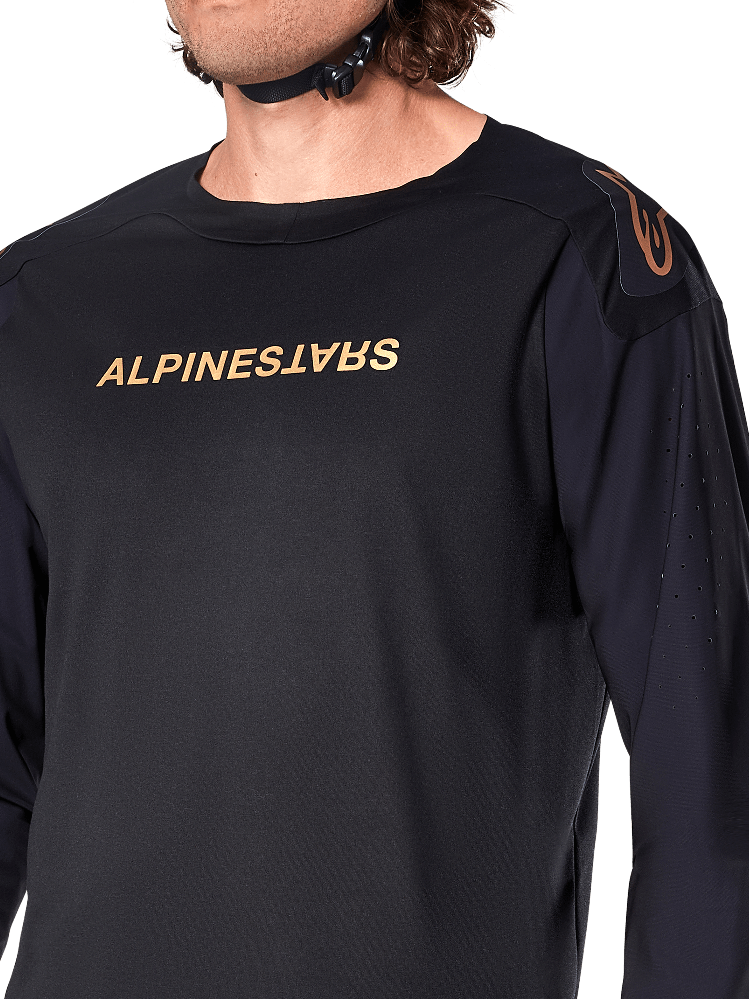 Alpinestars A-Aria Polartec Switch Jersey met lange mouwen, zwart, voorzien van bronskleurige Alpinestars-branding op de borst en schouder, laserperforaties op de mouwen voor ventilatie, technische performance MTB-kleding