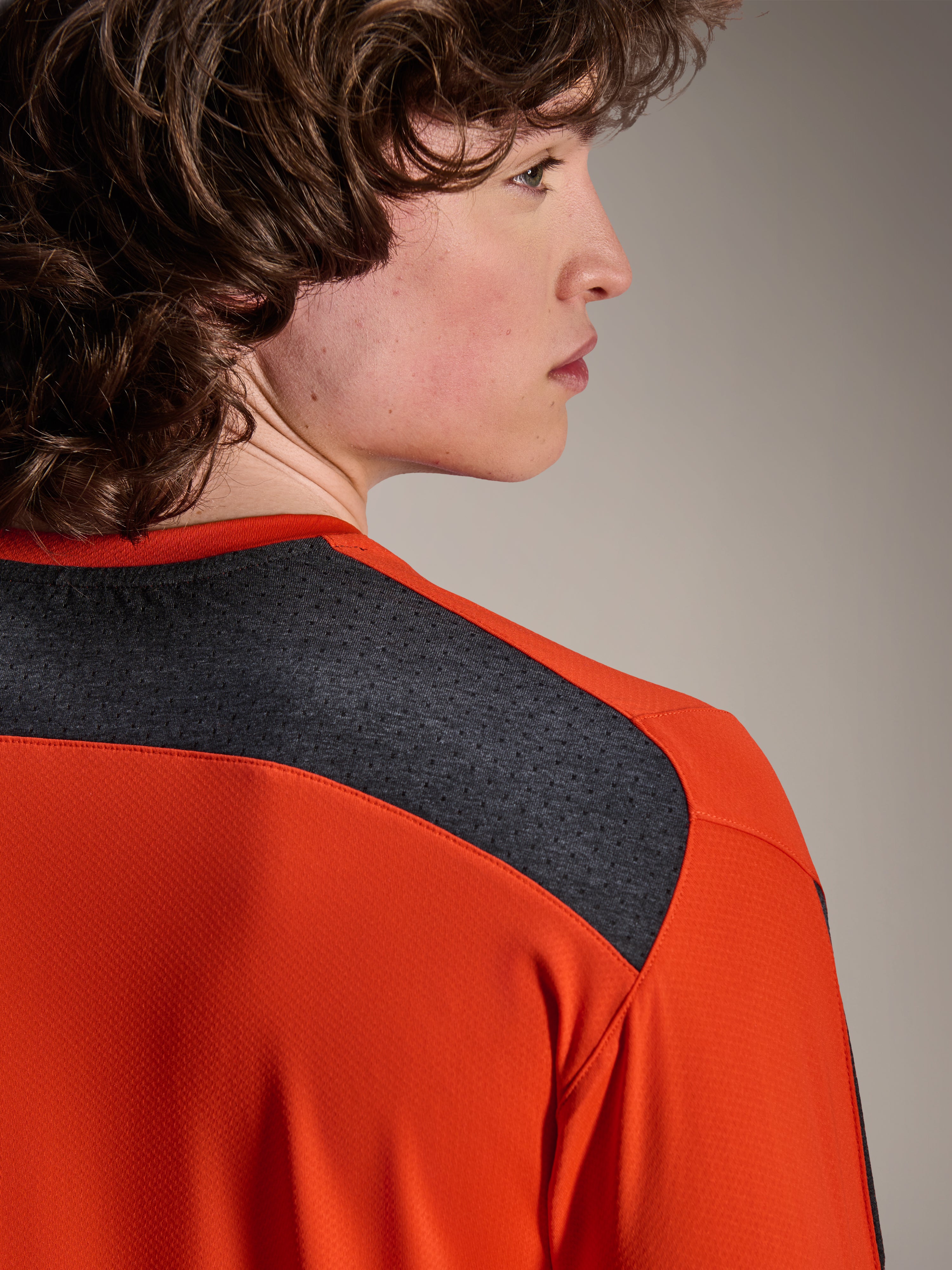 Alpinestars A-Dura Insert Astar Jersey, MTB-shirt met lange mouwen, Spicy Orange, voorzien van donkergrijze mesh-panelen op de schouder en bovenrug, duurzaam textiel voor off-road prestaties