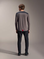 Alpinestars A-Dura Insert Astar jersey met lange mouwen in donkergrijs, achteraanzicht, met antracietkleurige schouderpanelen en een rood label aan de zoom, gedragen met een zwarte broek en schoenen, mountainbike performance kleding