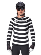 Alpinestars A-Aria Oscar Jersey met lange mouwen, zwart-wit horizontaal gestreept, reflecterend Alpinestars-logo op de borst, mannelijke fietser met zwarte MTB-helm, fietszonnebril en performance handschoenen