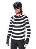 Alpinestars A-Aria Oscar Jersey met lange mouwen, MTB-wielershirt, zwart-witte horizontale strepen, gedragen met een zwarte helm en zonnebril, voorzien van Alpinestars-branding op de borst, technische mountainbike-kleding