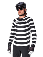 Alpinestars A-Aria Oscar Jersey met lange mouwen, MTB-wielershirt, zwart-witte horizontale strepen, gedragen met een zwarte helm en zonnebril, voorzien van Alpinestars-branding op de borst, technische mountainbike-kleding