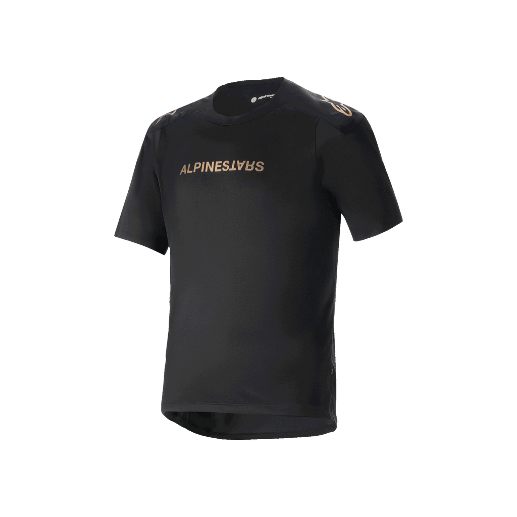 Alpinestars A-Aria Polartec Switch jersey met korte mouwen, zwarte mountainbike jersey, bronskleurige Alpinestars-branding op de borst en schouders, technische vochtafvoerende stof, prestatiegerichte pasvorm met verlengde achterzoom
