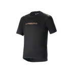 Alpinestars A-Aria Polartec Switch jersey met korte mouwen, zwarte mountainbike jersey, bronskleurige Alpinestars-branding op de borst en schouders, technische vochtafvoerende stof, prestatiegerichte pasvorm met verlengde achterzoom