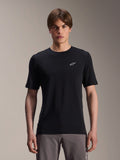 Alpinestars A-Dura Dri Wool Jersey met korte mouwen, zwart, gedragen door een mannelijk model, klein wit Alpinestars-logo op de borst, performance fietskleding voor MTB-trailritten, vochtafvoerende drirelease® wolstof