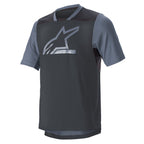 Alpinestars Drop 6 V2 Jersey - korte mouwen, Grisaille Black, MTB-shirt, technische poly-stof met donkergrijze romp en lichtgrijze mouwen, groot zilveren Alpinestars-logo op de borst, mesh-inzetstukken voor luchtstroom, relaxte pasvorm voor off-road fietsen