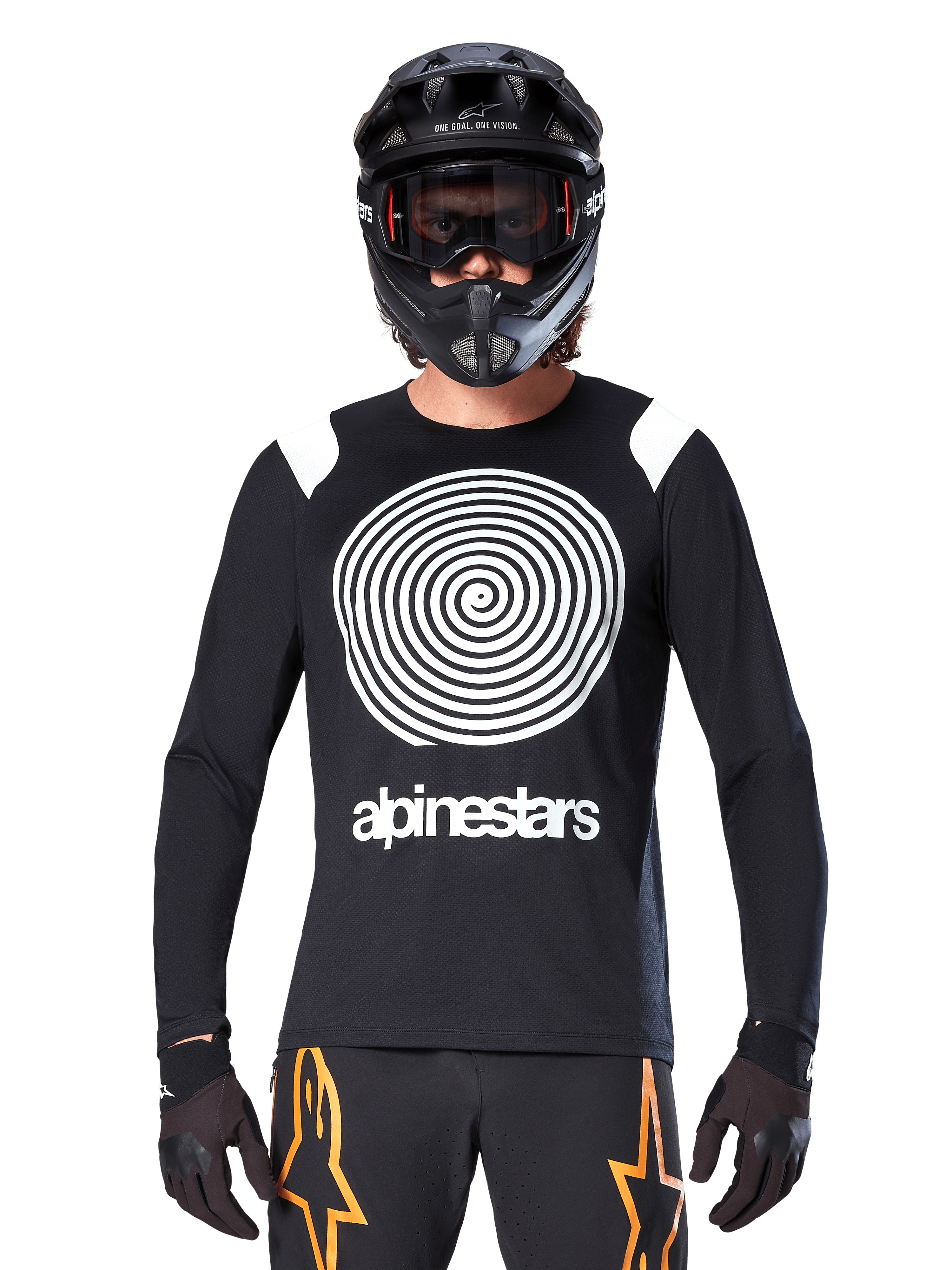 Alpinestars A-Supra Oscar Jersey met lange mouwen, zwart met witte spiraal-graphic en schouderaccenten, gedragen door een rijder met een zwarte integraalhelm en goggle, zwarte en oranje broek, hoogwaardige fietskleding voor MTB gravity rijden