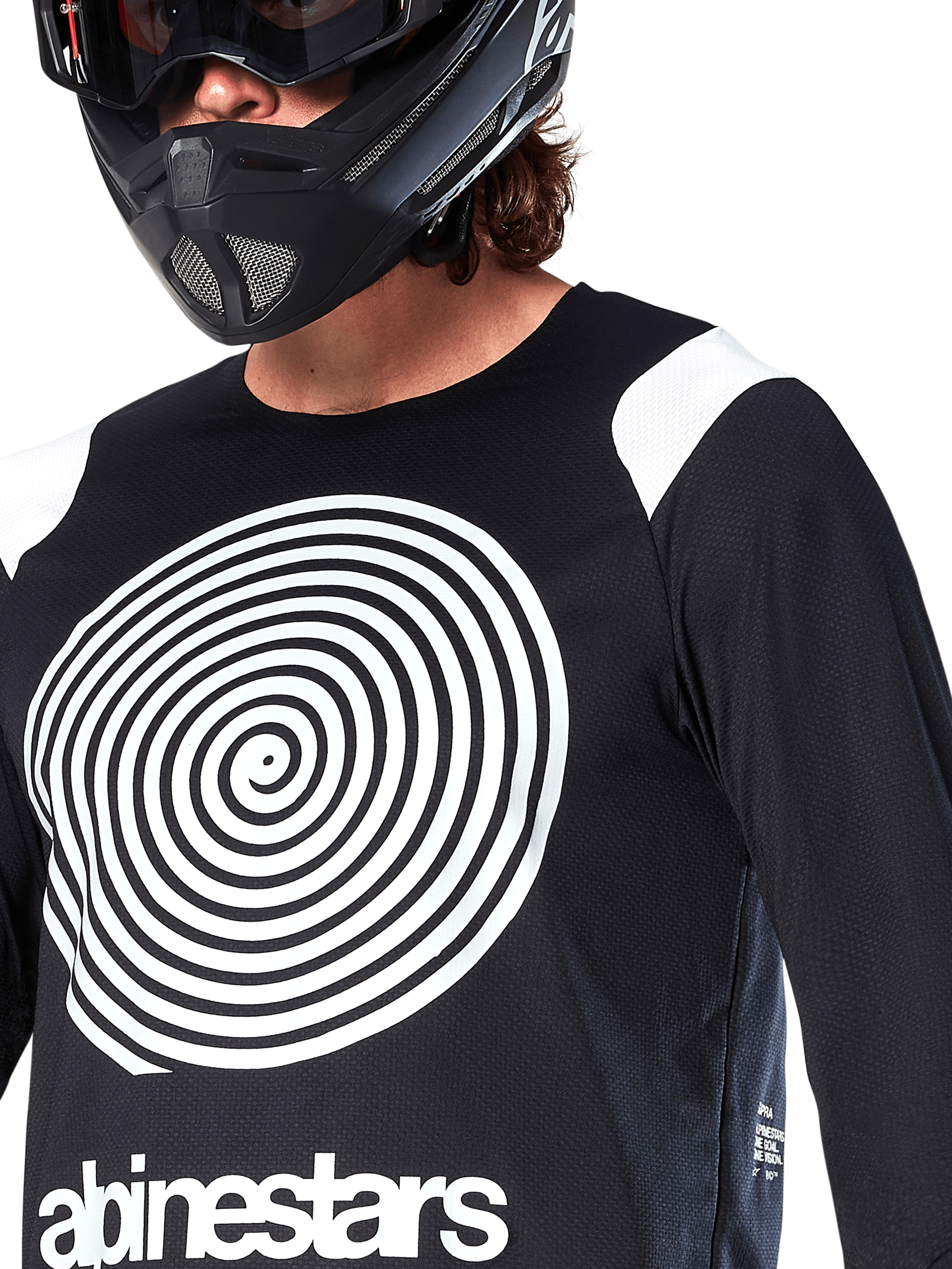 Alpinestars A-Supra Oscar Jersey, lange mouwen, zwart, met een grote witte Oscar spiraalgrafiek op de borst en merklogo, gedragen door een rijder met een zwarte full-face helm en bril, prestatiegerichte mountainbikekleding voor gravity riding