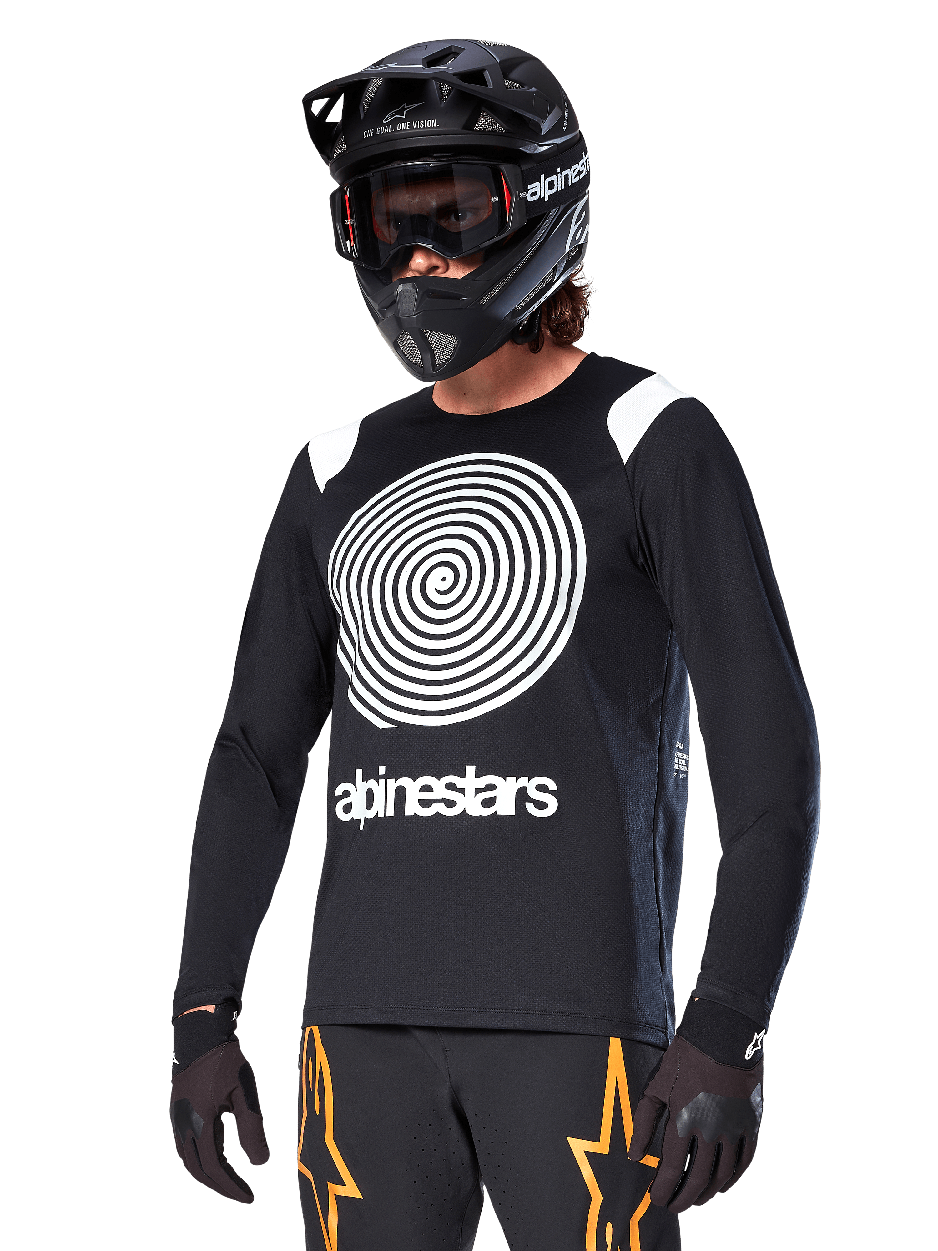 Alpinestars A-Supra Oscar Jersey met lange mouwen, MTB-fietsshirt, zwart en wit, voorzien van een opvallend wit spiraalontwerp en Alpinestars-logo op de borst, gedragen met een zwarte full-face helm en bril, prestatiegerichte mountainbikekleding