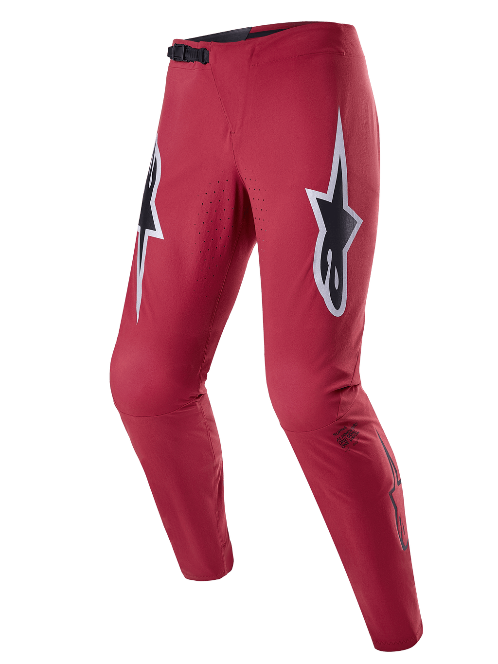 Alpinestars A-Supra Race Pants, MTB-racebroek, bordeauxrood met grote witte en zwarte sterlogo's op de dijen, voorzien van lasergeperforeerde ventilatie, zwarte ratelsluiting en een taps toelopende performance-pasvorm voor mountainbiken