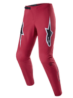 Alpinestars A-Supra Race Pants, MTB-racebroek, bordeauxrood met grote witte en zwarte sterlogo's op de dijen, voorzien van lasergeperforeerde ventilatie, zwarte ratelsluiting en een taps toelopende performance-pasvorm voor mountainbiken