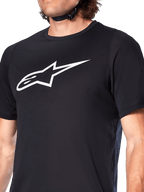 Alpinestars A-Dura Dri Oscar Jersey, MTB-jersey met korte mouwen, zwart reflecterend, groot wit Alpinestars-logo op de borst, technische vochtafvoerende stof voor mountainbiken