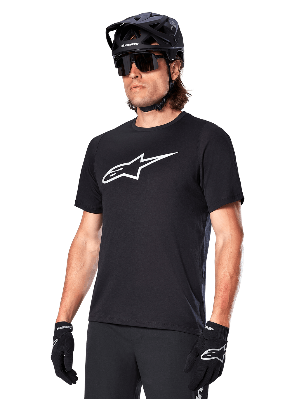 Alpinestars A-Dura Dri Oscar Jersey, MTB-shirt met korte mouwen, zwart met wit logo, vochtafvoerende technische stof, gedragen met een zwarte helm, zonnebril en handschoenen