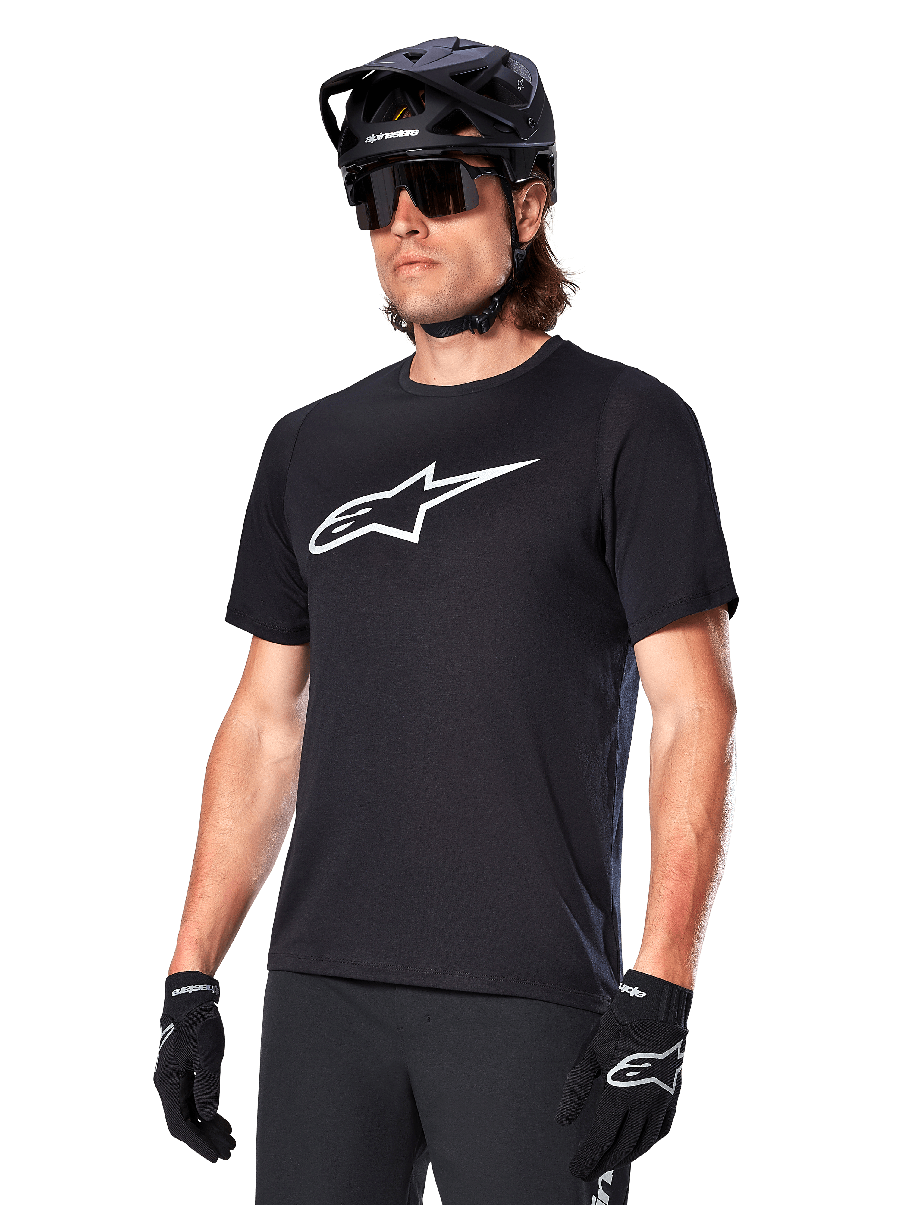 Alpinestars A-Dura Dri Oscar Jersey, MTB-shirt met korte mouwen, zwart met wit logo, vochtafvoerende technische stof, gedragen met een zwarte helm, zonnebril en handschoenen