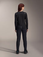 Alpinestars Stella A-Dura Thermal Jersey voor dames, achteraanzicht, zwart, fietsshirt met lange mouwen en geïsoleerd fleece, gedragen met bijpassende zwarte broek en schoenen, met kleine A-Dura branding op de onderrug en reflecterende schouderaccenten, speciaal ontworpen voor MTB-ritten voor dames.