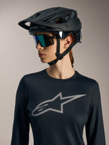 Zwarte Stella A-Dura Ride LS jersey voor dames met grijs Astars-logo op de borst en matzwarte MTB-helm.