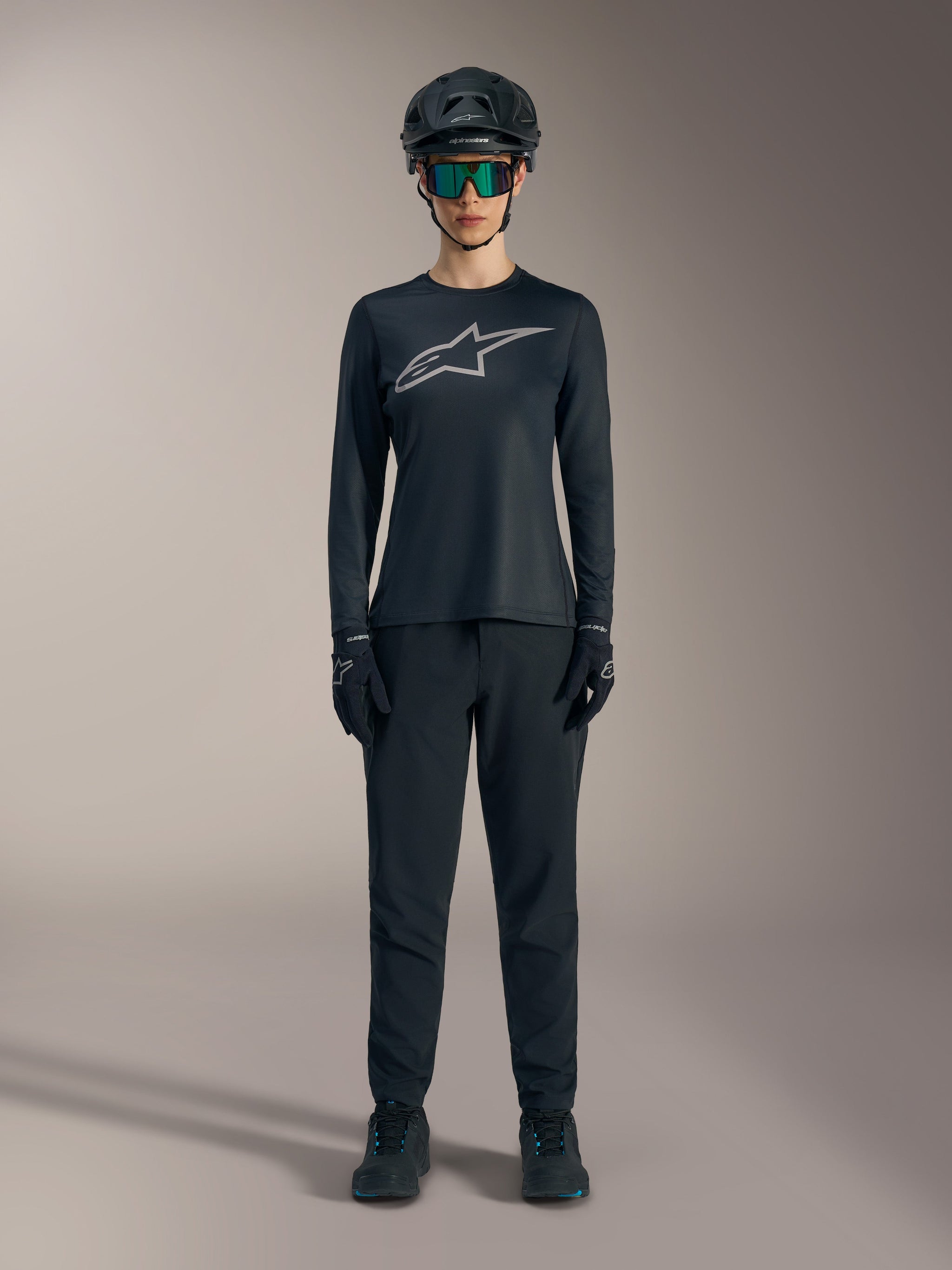 Zwarte Stella A-Dura Ride jersey met lange mouwen voor dames, groot zilveren logo, technische MTB-uitrusting.