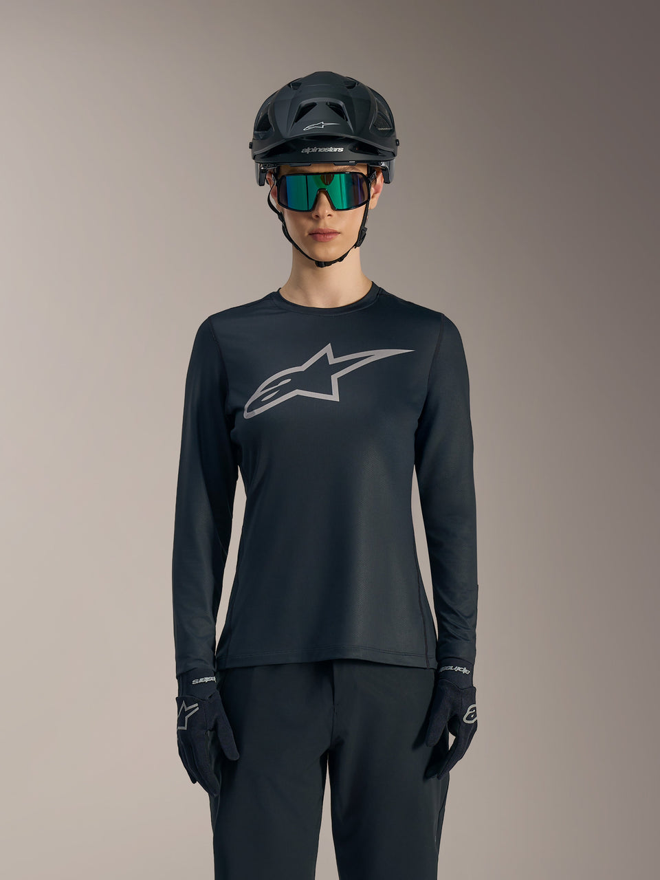 Stella A-Dura Ride Jersey voor dames, zwart MTB-shirt met lange mouwen, grijs Astars-logo en sportieve pasvorm.
