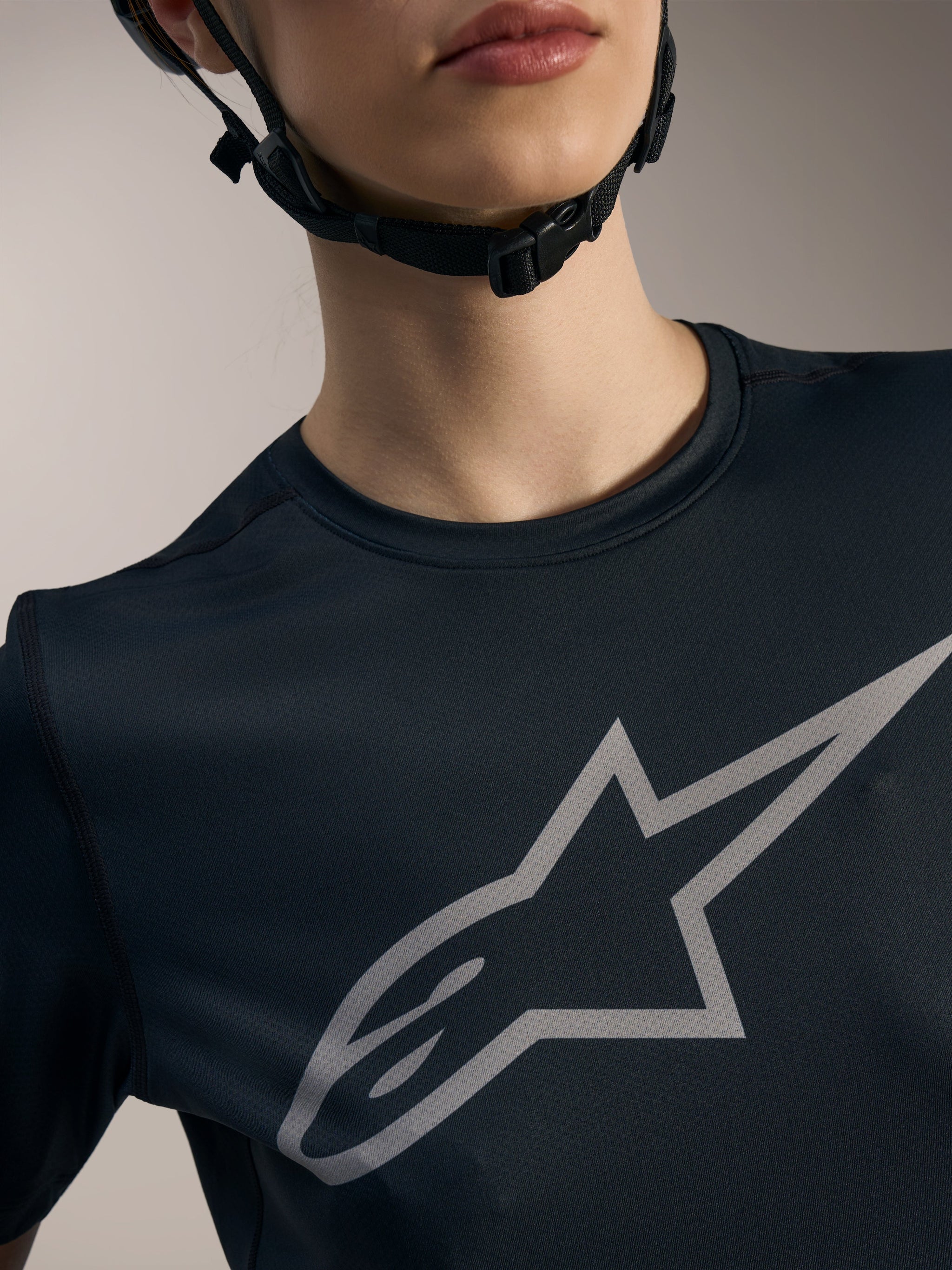 Zwarte Stella A-Dura Ride damesjersey met zilveren Astars-logo op de borst, technische mountainbike-kleding.