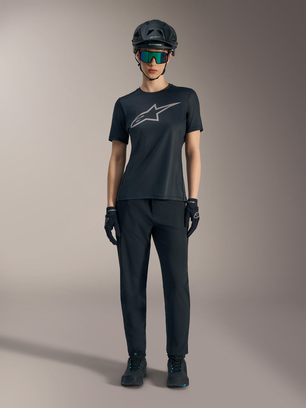 Stella A-Dura Ride jersey voor dames in zwart met zilver logo, gecombineerd met MTB-broek en helm.
