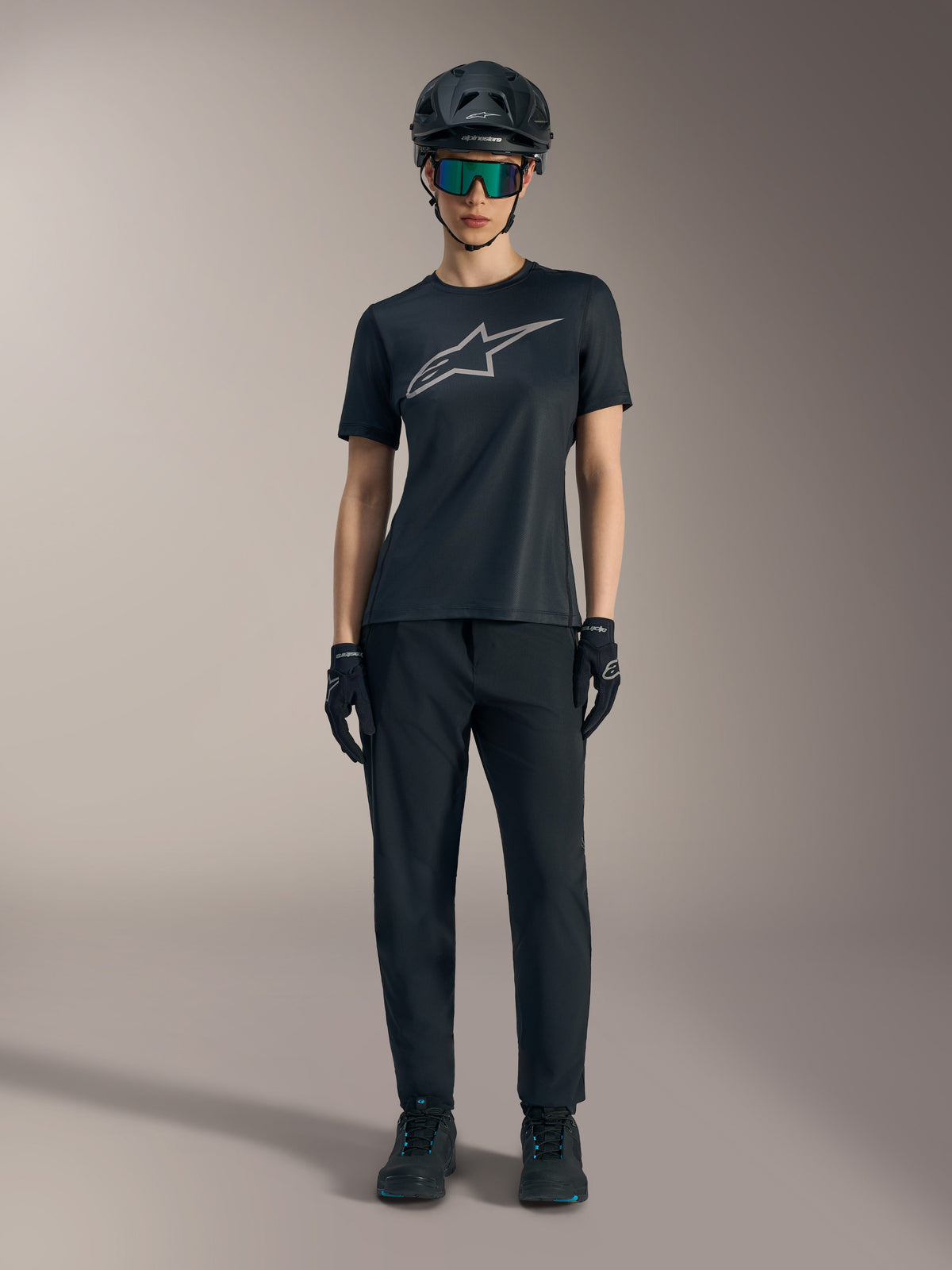 Stella A-Dura Ride jersey voor dames in zwart met zilver logo, gecombineerd met MTB-broek en helm.