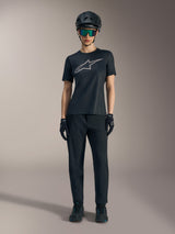 Stella A-Dura Ride jersey voor dames in zwart met zilver logo, gecombineerd met MTB-broek en helm.