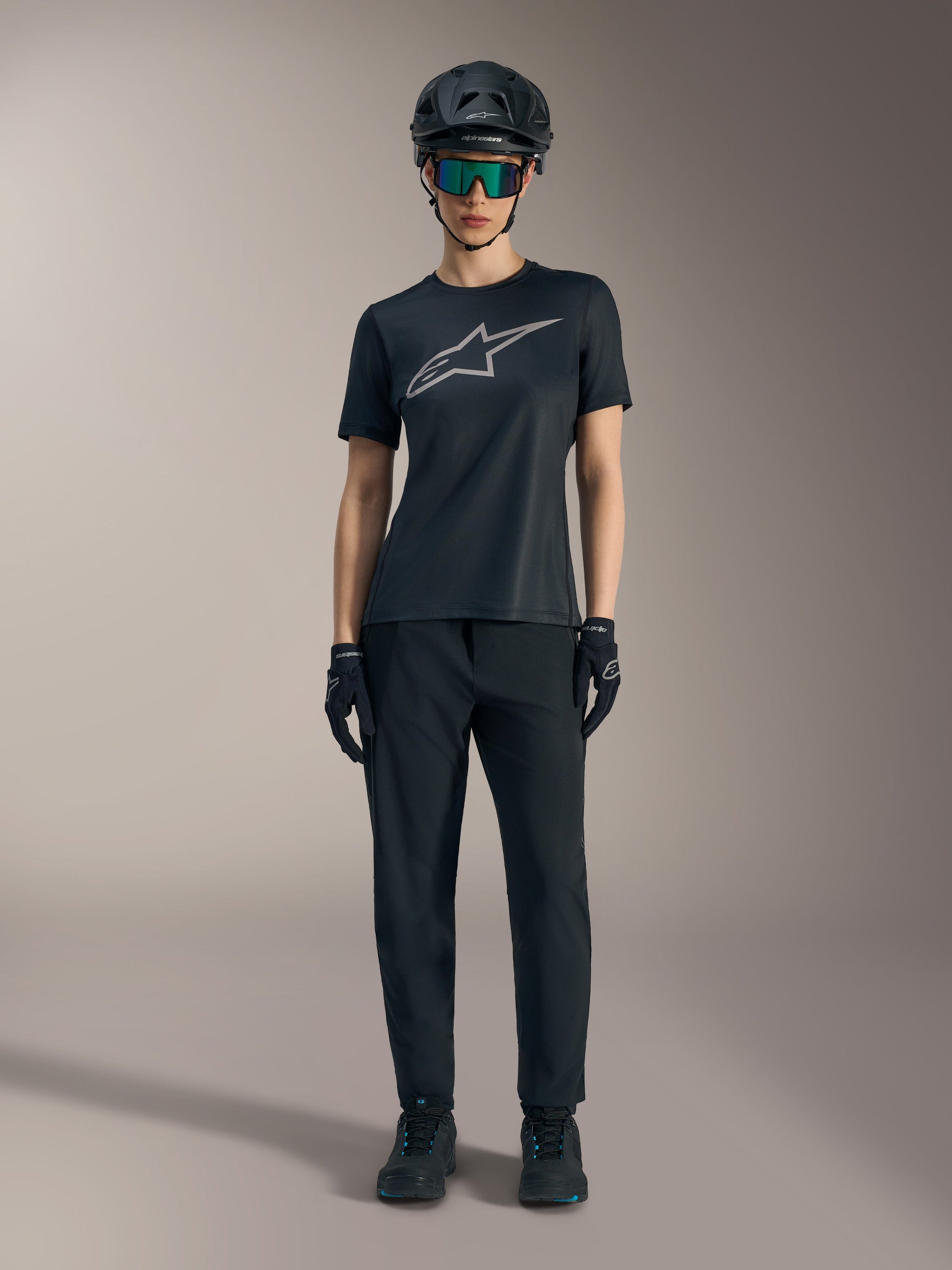 Stella A-Dura Ride jersey voor dames in zwart met zilver logo, gecombineerd met MTB-broek en helm.