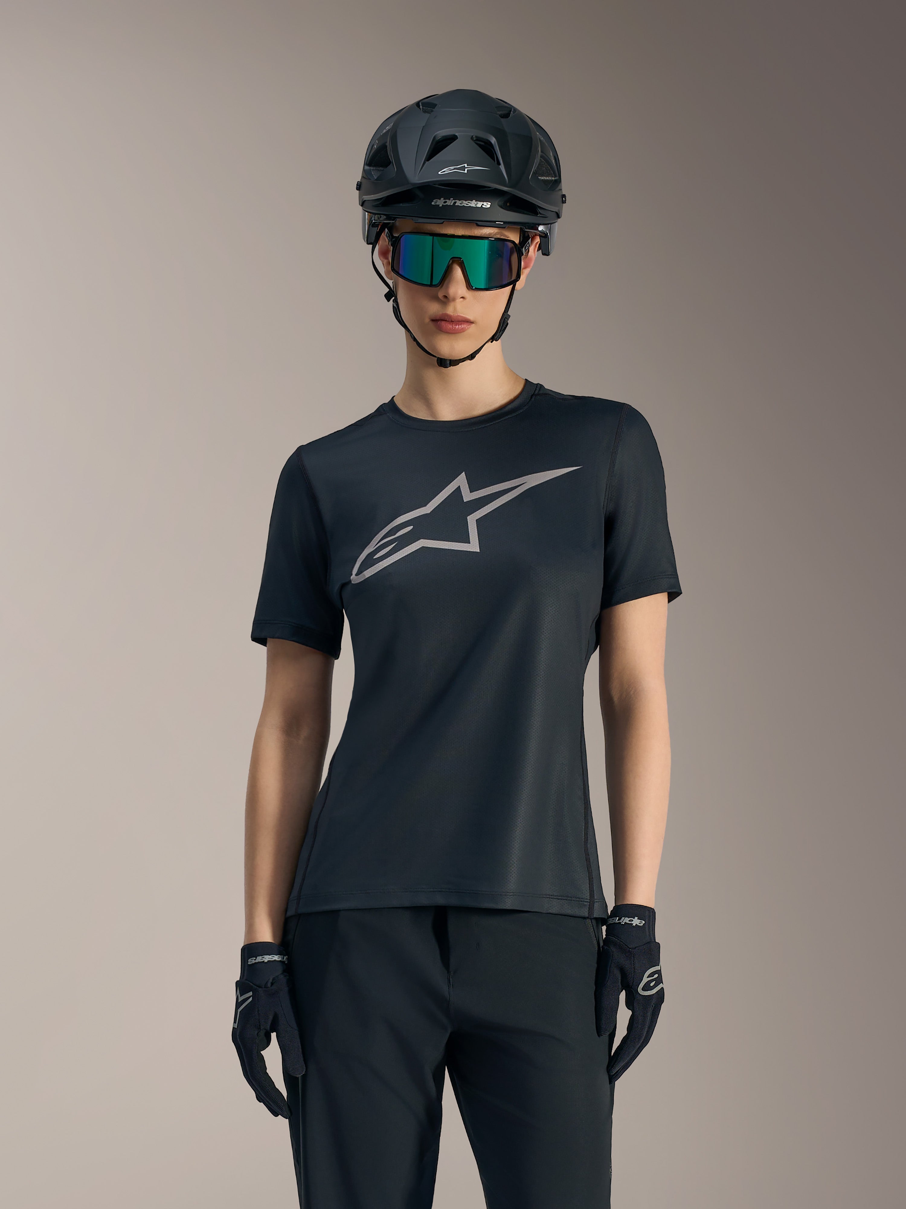 Zwarte Stella A-Dura Ride jersey voor dames met grijs logo, mountainbikehelm en goggle voor MTB.