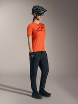 Oranje Stella A-Dura Ride jersey met rood borstlogo, technische dames MTB-kleding voor trailprestaties.