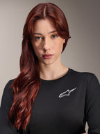Alpinestars Stella A-Dura Thermal Jersey, MTB-shirt met lange mouwen voor dames, zwart met wit A-star logo op de borst, close-up portret van een vrouw met lang rood haar, fietskleding voor koud weer
