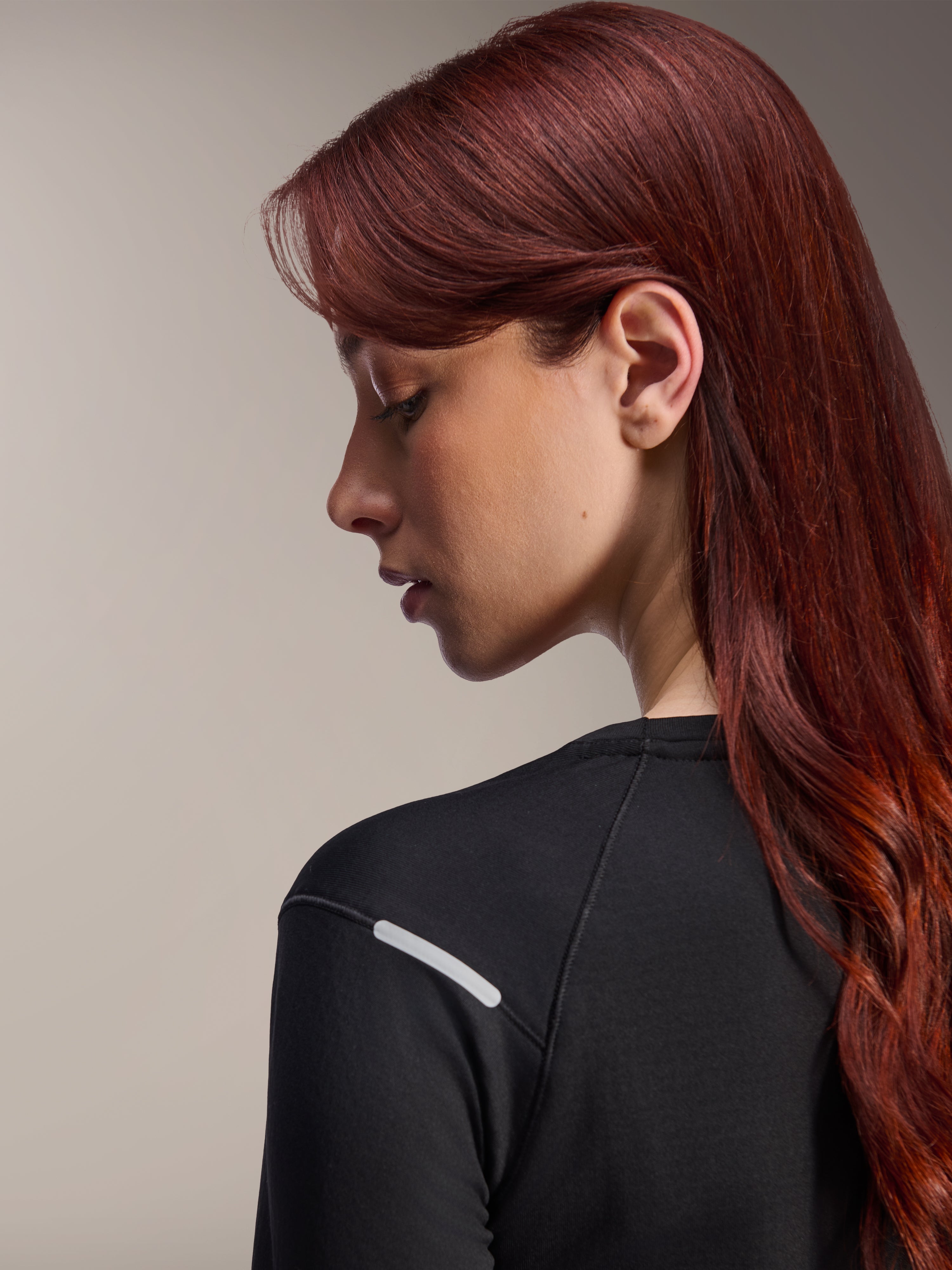 Alpinestars Stella A-Dura Thermal Jersey, MTB-shirt met lange mouwen voor dames, zwart, close-up zijaanzicht met nadruk op de reflecterende zilveren strip op de schouder, technisch geïsoleerd materiaal voor mountainbiken