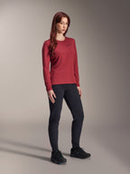 Vrouw in Alpinestars Stella A-Dura Thermal broek in het zwart en een bordeauxrode Stella A-Dura Thermal jersey met lange mouwen, technische mountainbikekleding voor rijden in koud weer, slim-fit ontwerp van duurzaam materiaal, studio-achtergrond