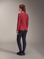 Alpinestars Stella A-Dura Thermal Jersey, mountainbike-jersey voor dames met lange mouwen, bordeauxrood, achteraanzicht met de nadruk op de verlengde achterkant en de textuur van de thermische stof, gedragen met een zwarte MTB-broek en zwart schoeisel
