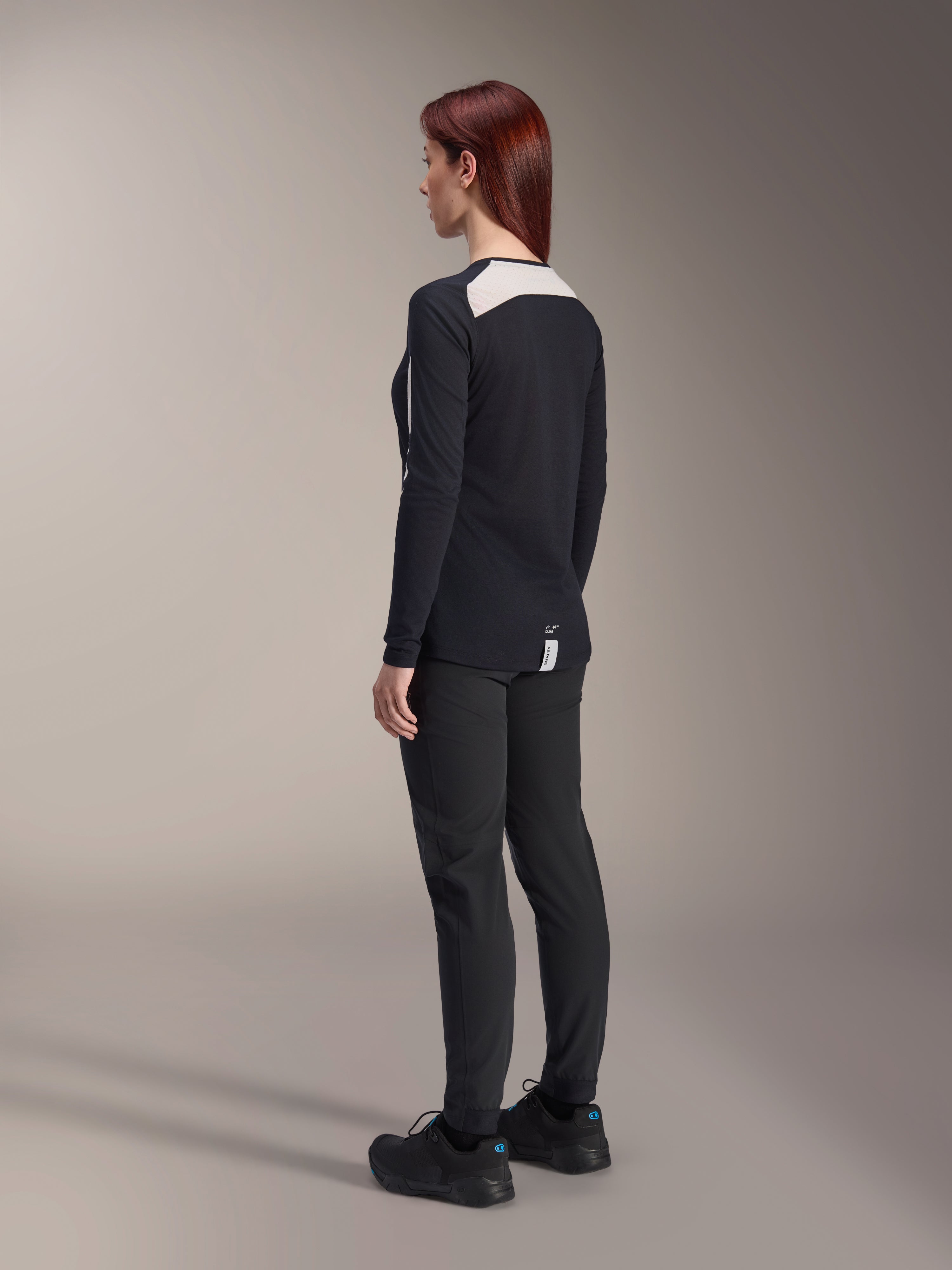 Alpinestars Stella A-Dura Dri Astar fietsshirt met lange mouwen voor dames, zwart, achteraanzicht met wit mesh-paneel op de bovenrug en schouders, technische mountainbike kleding