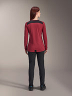 Alpinestars Stella A-Dura Dri Astar Long Sleeve Jersey voor dames, bordeauxrood met zwarte mesh schouderpanelen, technische MTB-kleding, van achteren afgebeeld met een zwarte broek, verlengde achterkant voor extra dekking tijdens het fietsen