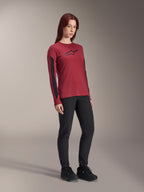 Alpinestars Stella A-Dura Dri Astar Jersey met lange mouwen voor dames, bordeauxrood met zwart logo op de borst en zwarte mesh-panelen op de mouwen, gedragen met een zwarte technische broek en zwarte fietsschoenen, hoogwaardige mountainbike-kleding voor dames