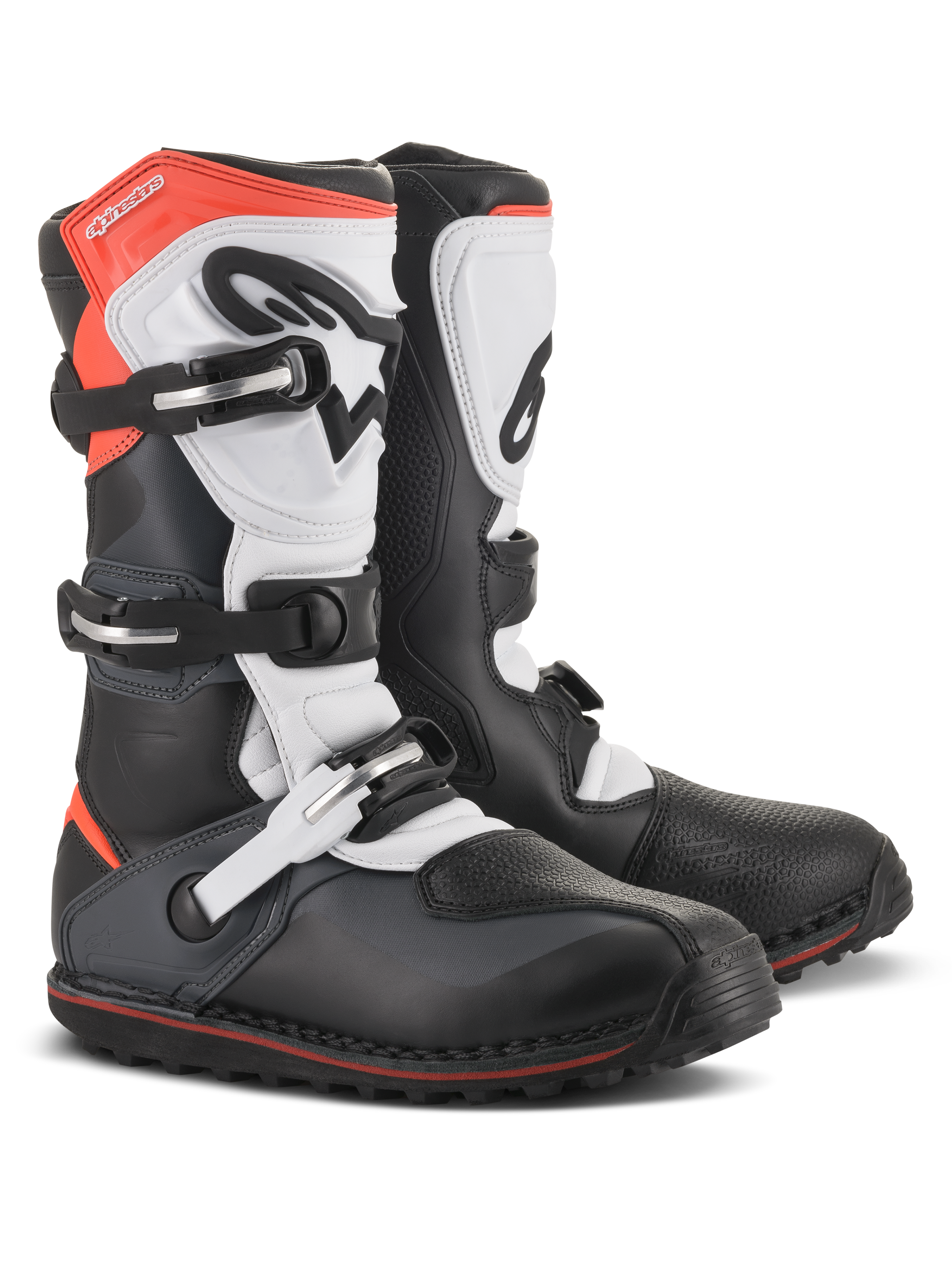 Alpinestars Tech-T laarzen, trial motorlaarzen, zwart wit en fluo rood, voorzien van een drievoudig gespsluitingssysteem, ergonomische scheenplaat, gestructureerde teenbescherming en een laag-profiel profielzool, technisch off-road schoeiselontwerp