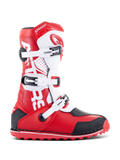 Alpinestars Tech-T laarzen, trialmotorlaarzen, felrood, zwart en wit, met drie verstelbare gespen, ergonomische scheenplaat en rode zool met textuur voor off-road trialprestaties.