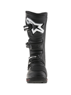 Alpinestars Tech-T laarzen, trials motorlaarzen, zwart en rood, vooraanzicht met ergonomische scheenplaat met wit Astar-logo, sluitingssysteem met drie gespen, duurzame lederen constructie met een rood accent op de zool