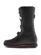 Alpinestars Tech-T laarzen, trial motorlaarzen, zwart met een dunne rode streep op de zool, zijaanzicht, voorzien van een ergonomische scheenplaat en getextureerde panelen voor grip op de voetsteunen, duurzame lederen constructie voor off-road rijden