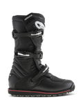 Alpinestars Tech-T laarzen, trials en off-road motorlaarzen, zwart met rood accent, zijaanzicht met drie verstelbare gespen, wit logo op ergonomische scheenplaat, getextureerde leren panelen en robuuste zool met veel grip voor controle over de motor