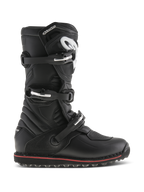Alpinestars Tech-T laarzen, trials en off-road motorlaarzen, zwart met rood accent, zijaanzicht met drie verstelbare gespen, wit logo op ergonomische scheenplaat, getextureerde leren panelen en robuuste zool met veel grip voor controle over de motor
