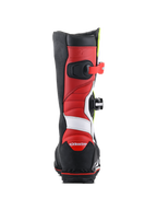 Alpinestars Tech-T laarzen, trials motorlaarzen, wit, rood, fluoriserend geel en zwart, achteraanzicht met rode lederen constructie met witte accenten, zwarte hielbeschermer met rood logo en een robuuste zwarte zool voor off-road tractie.