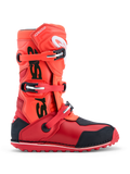 Alpinestars Tech-T triallaarzen in fluorescerend rood en zwart, met drie gespen sluiting, TPU-bescherming en CE-certificering.